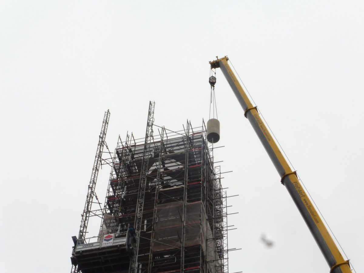 Denkmalgerechte Sanierung eines historischen Mauerwerkschornsteins in Bonn - Einbringen 40 t-Pendel.