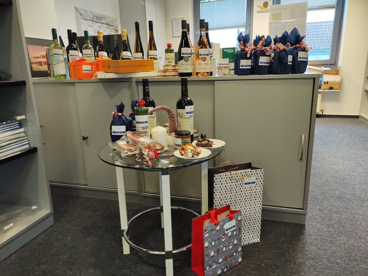 Preise der HZI-Weihnachtsverlosung.