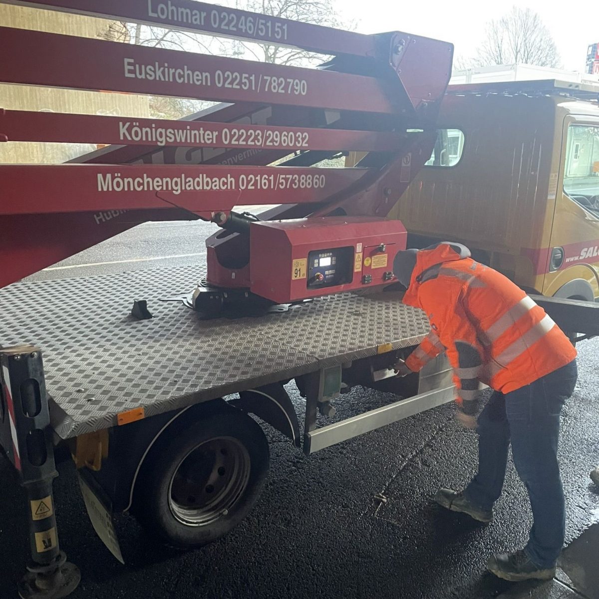 Hubarbeitsbühnen-Führerscheine unserer Bauwerksprüfer Julian Lauen und Sven Kaufmann.