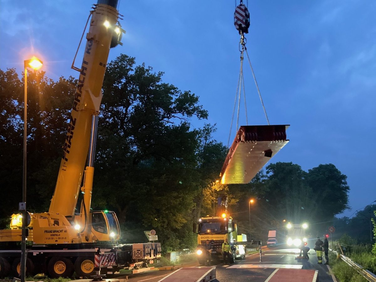 Schwerlasttransport bei Meerbuch - Überwachung des Aufbaus einer Überbaukonstruktion einer Bestandsbrücke durch HZI.