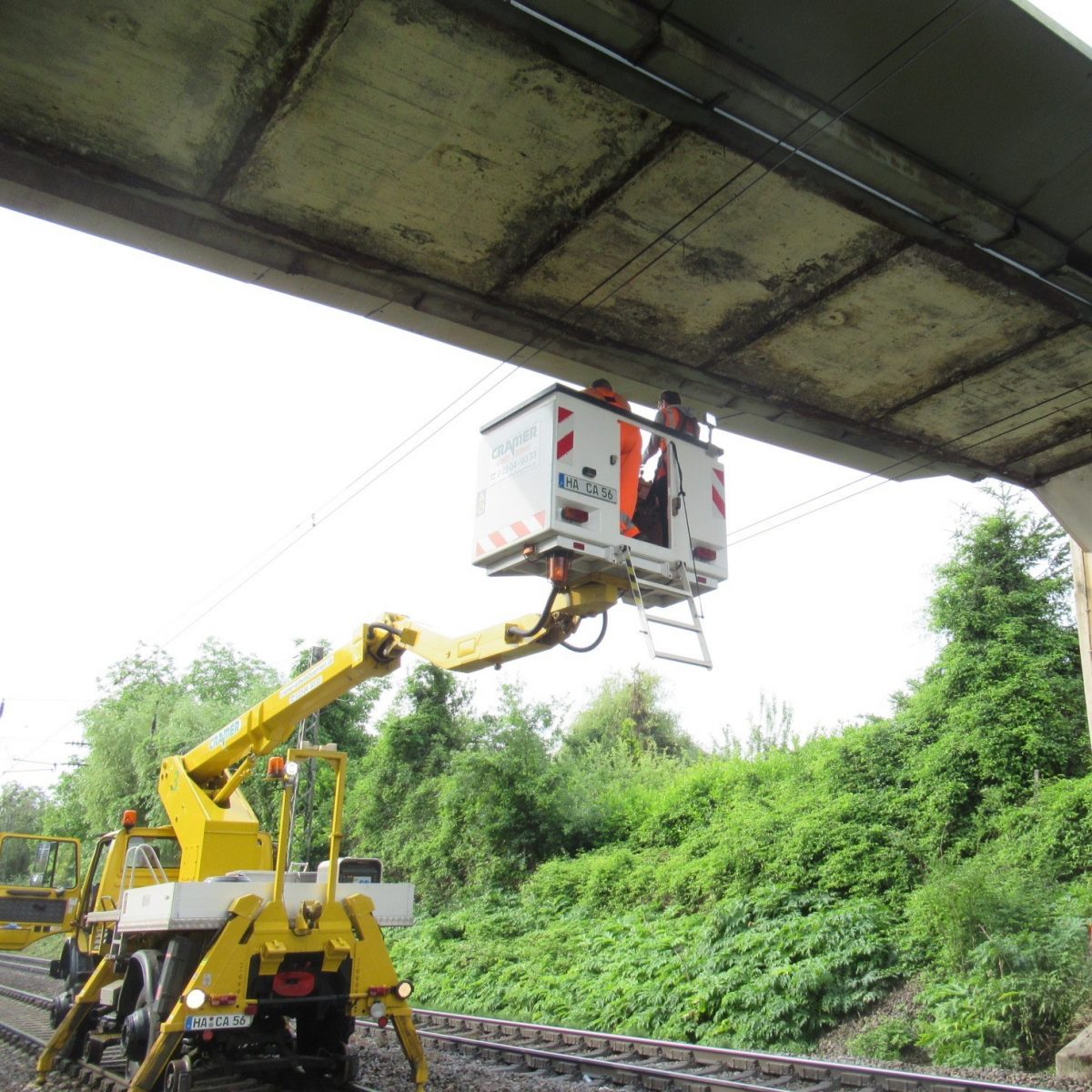 Bauwerkprüfung Fußgängerbrücke über DB-Gleise.