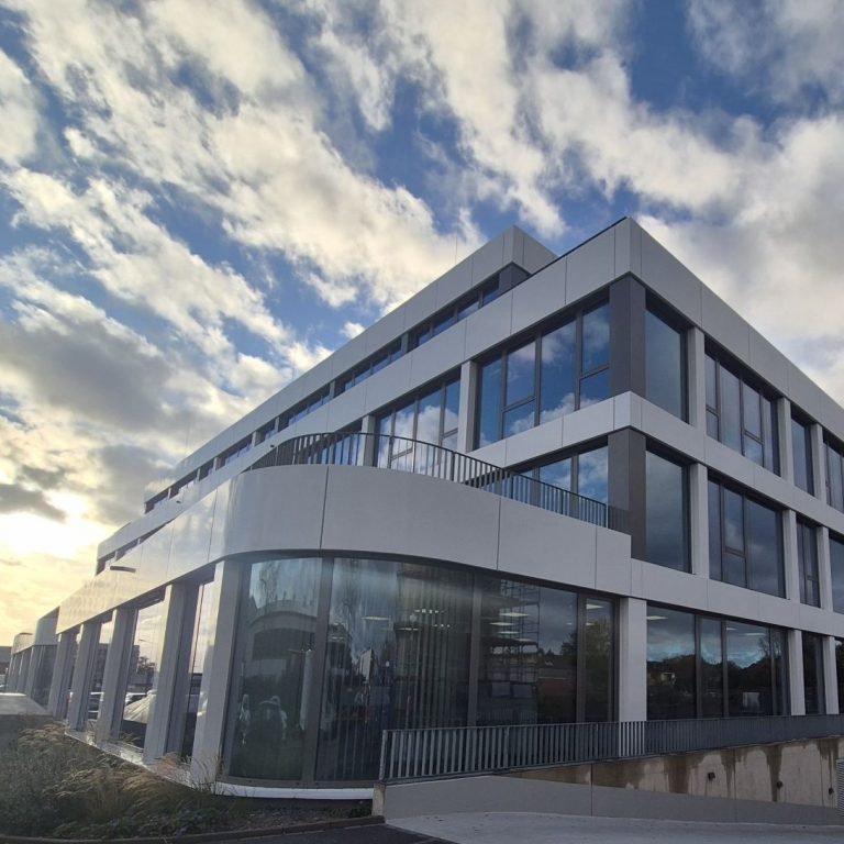 NEOBEL Multispace House, im Hintergrund Green House und Loft House.