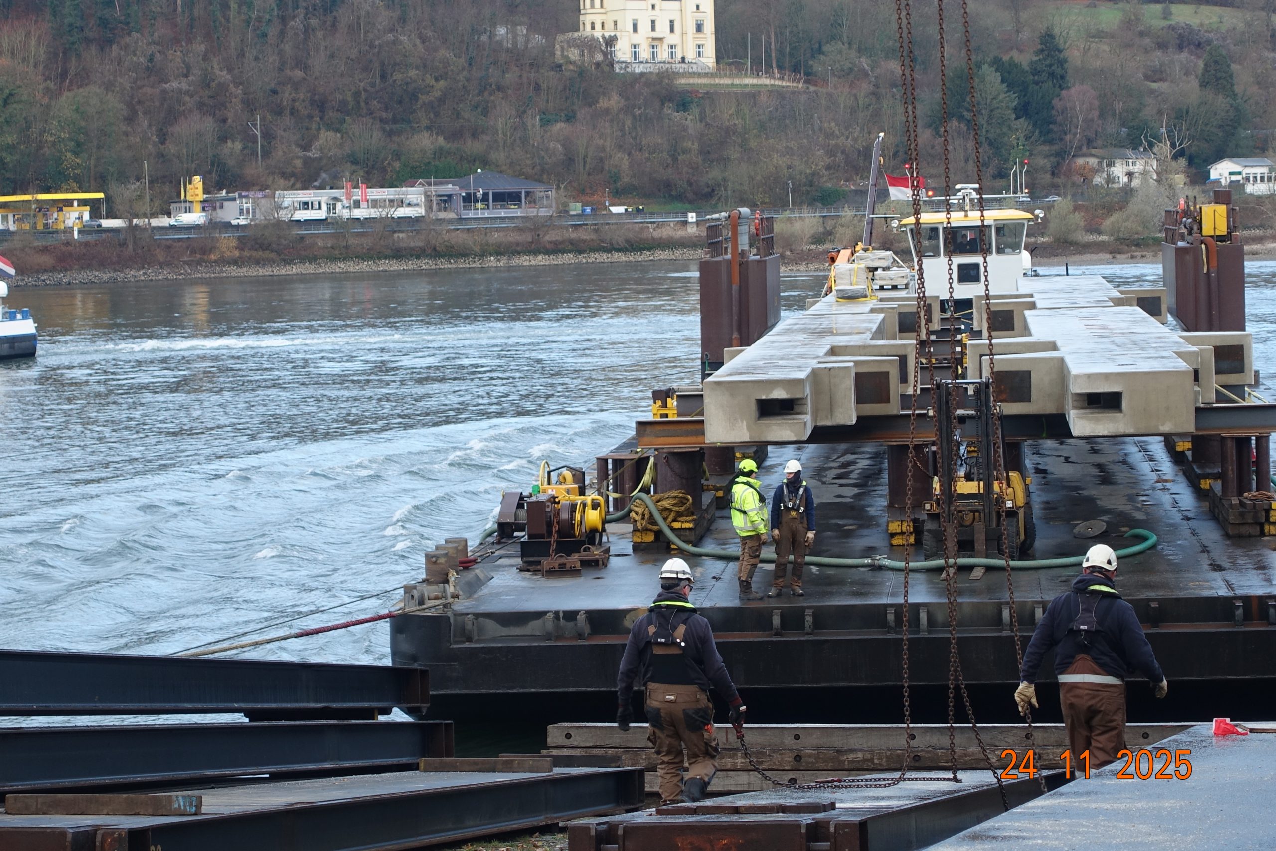 Anlieferung von 140 t schweren Stahlbetonstützen für Hitachi Energy in Bad Honnef auf dem Rhein.