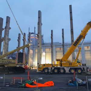Aufstellen der 140 t schweren Stahlbetonstützen bei Hitachi Energy in Bad Honnef.
