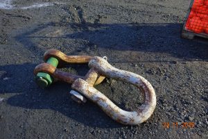 Aufstellen der 140 t schweren Stahlbetonstützen bei Hitachi Energy in Bad Honnef - Detailfoto Schäkel.