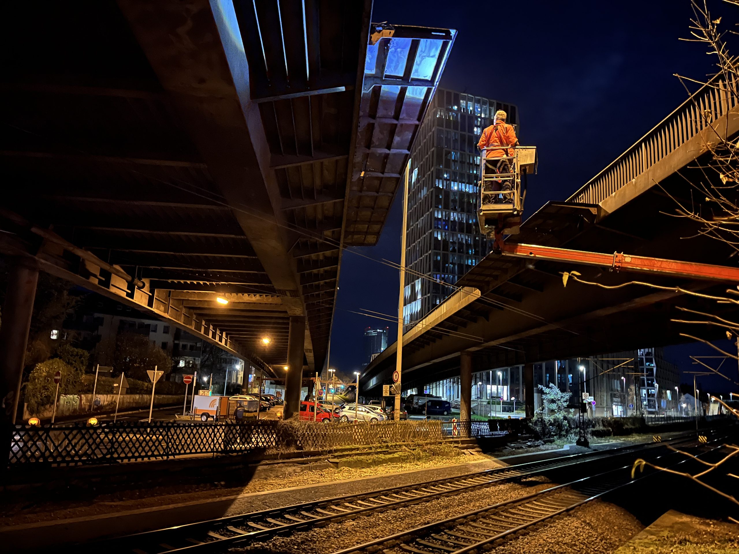 Nächtliche Bauwerksprüfung an der Reuterbrücke durch HZI.