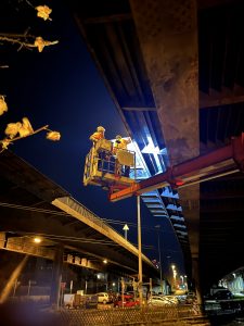 Nächtliche Bauwerksprüfung an der Reuterbrücke durch HZI.