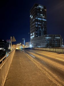 Nächtliche Bauwerksprüfung an der Reuterbrücke durch HZI - Blick auf den neuen Kanzlerplatz.