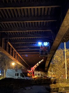 Nächtliche Bauwerksprüfung an der Reuterbrücke durch HZI.