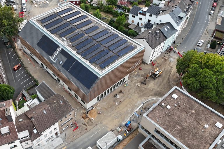 Gymnasium Alleestraße in Siegburg - Drohnenbild der neuen Sporthalle.