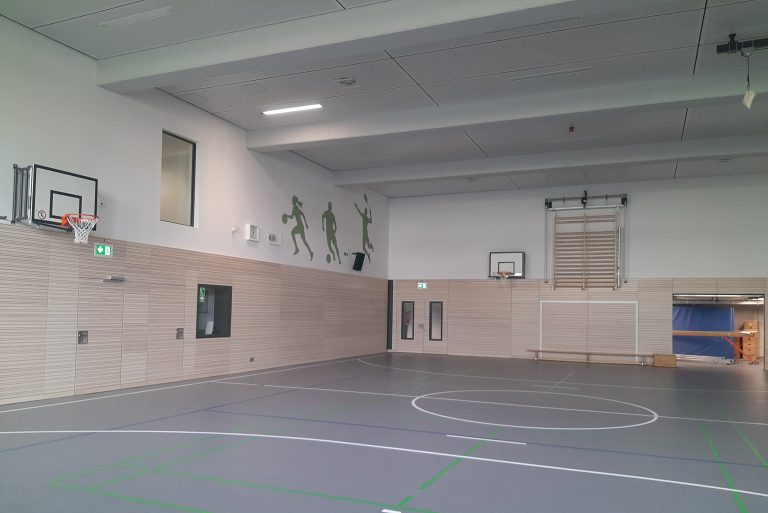 Gymnasium Alleestraße in Siegburg – Sporthalle im Untergeschoss.
