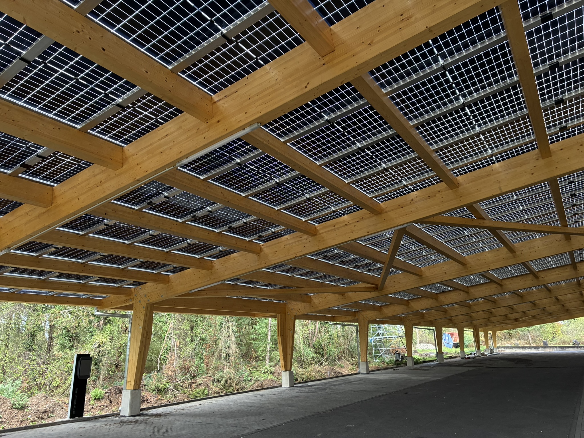 Moderne Holztragwerke mit Photovoltaik (PV)