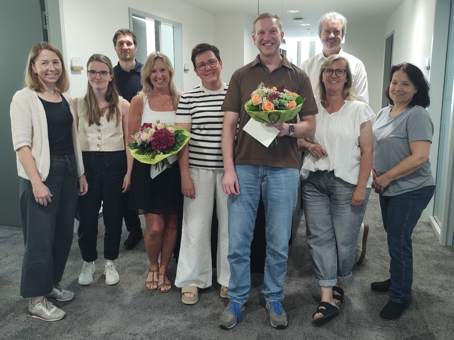 Das Brandschutz-Team feier das Jubiläum von Mario Adams und Hanne Nettekoven.